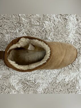 Classic chestnut Ugg boot size 9 right.